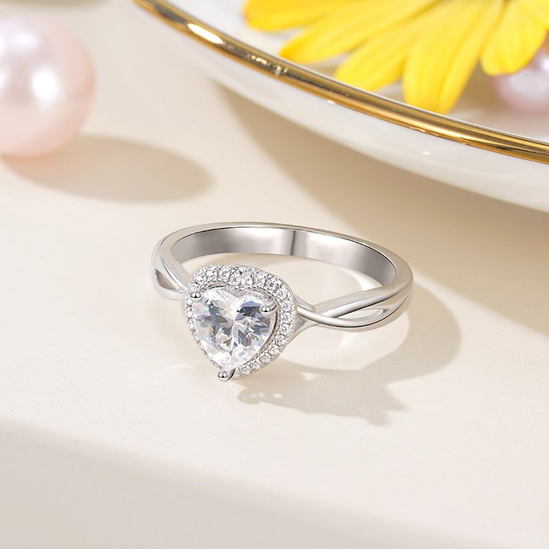 Anillo de promesa de corazón retorcido