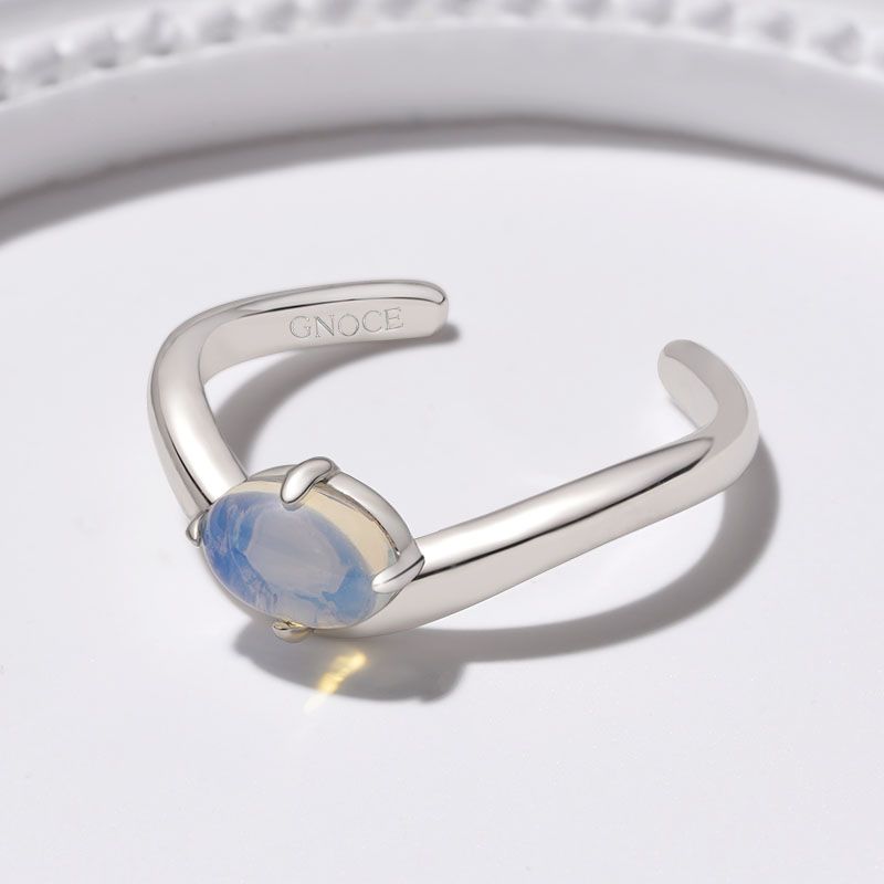 Anillo de piedra de luna ovalada