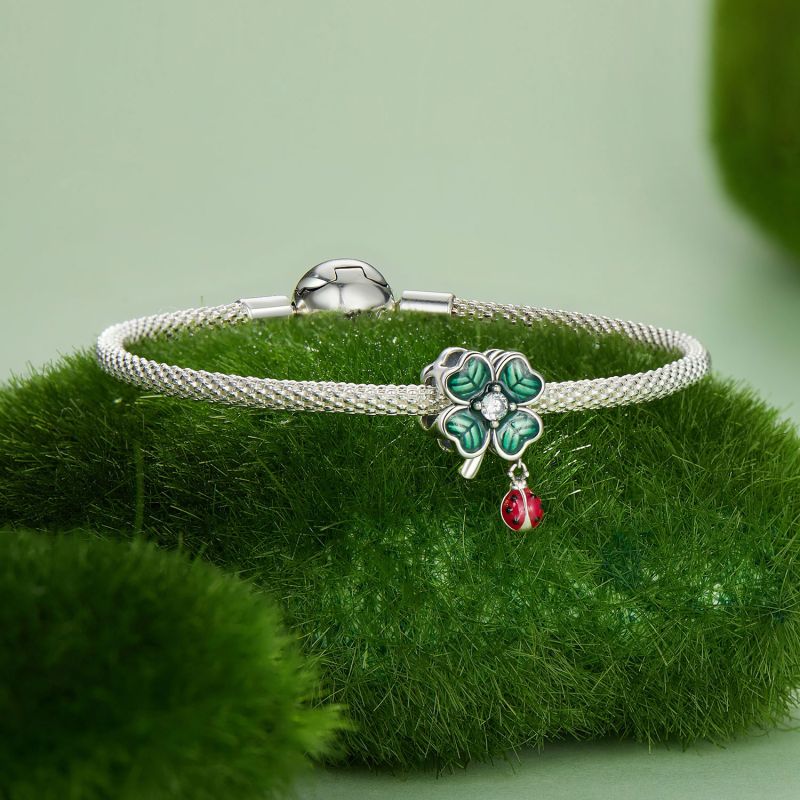 Charm Trébol de Cuatro Hojas Mariquita