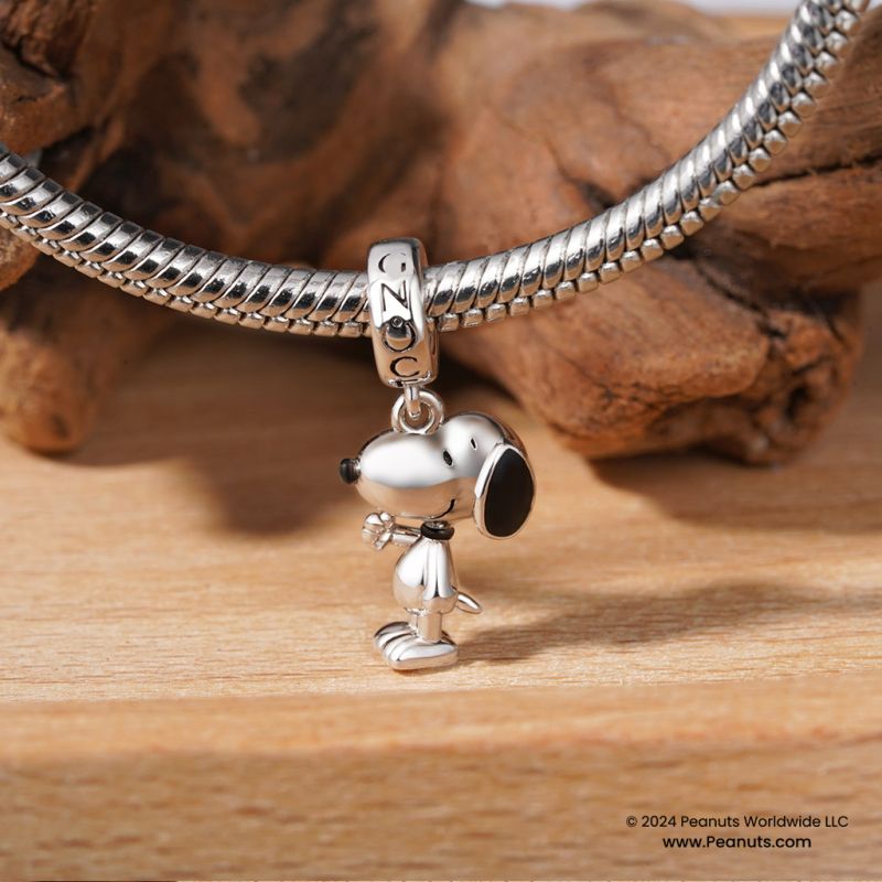 Colgante de Snoopy de Peanuts de pie