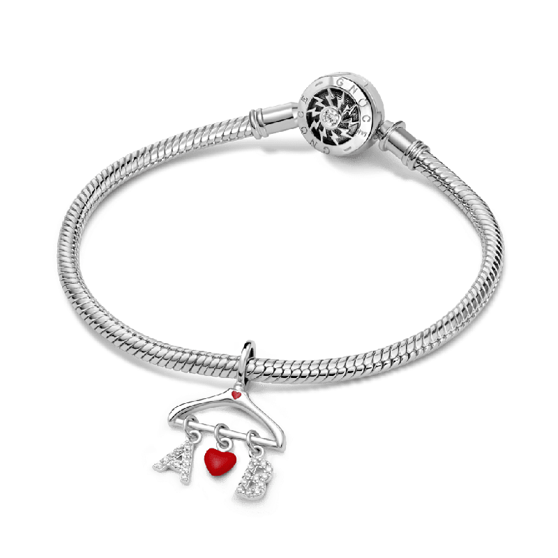 Amuleto de tendedero con inicial personalizada