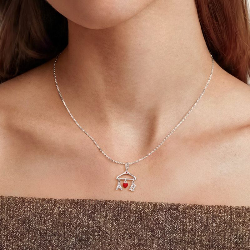 Amuleto de tendedero con inicial personalizada