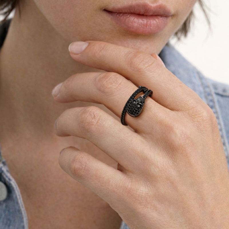 Anillo de calavera gótica con flecha negra