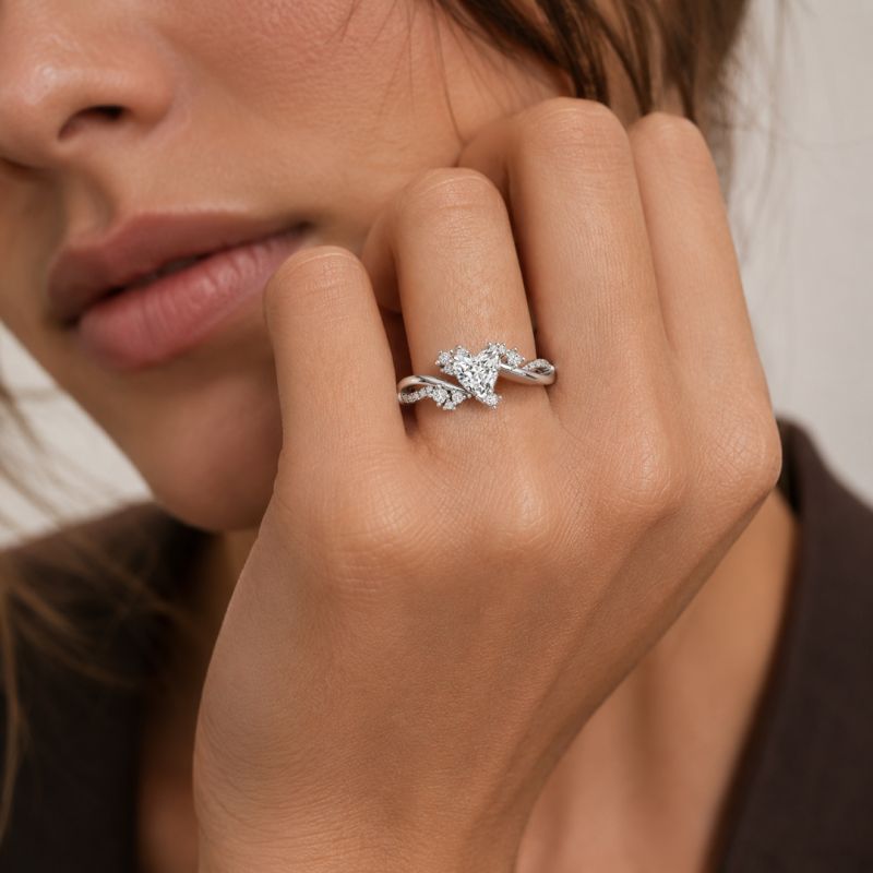 Anillo de moissanita cortada en el corazón