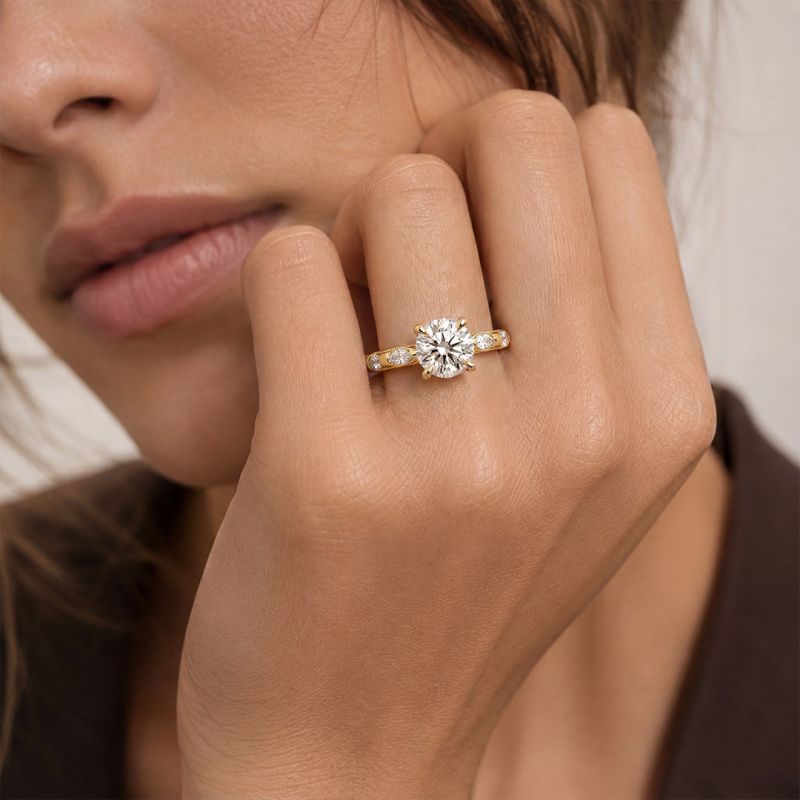 Anillo redondo de moissanita Milgrain