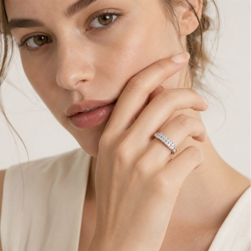 Anillo de inscripción de dos filas con diamantes