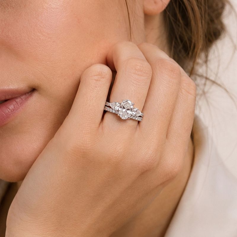 Set de anillos de moissanita de corte ovalado