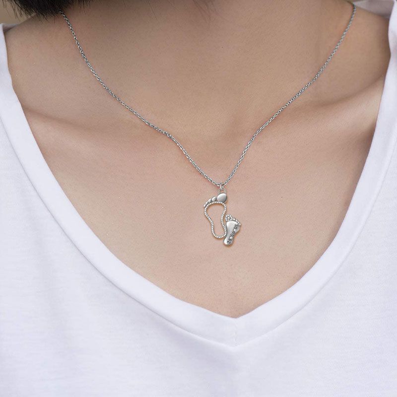 Collar de Pies de Bebé Con Fecha Personalizada