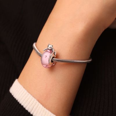 Charm Gato tumbado sobre cristal rosa