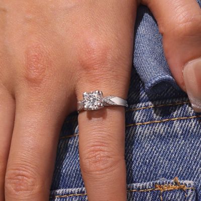 Anillo de Moissanite de 1.0 Ct con Giro Brillante