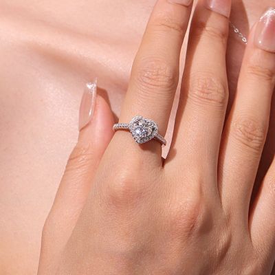 Anillo de Compromiso VVS Moissanite con Corazones Brillantes