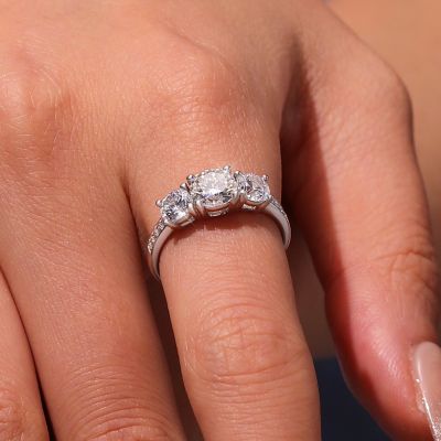 Anillo de Tres Piedras de Moissanite VVS de 0.7 Ct