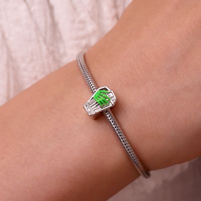 Charm Mano Esqueleto Verde en Ataúd