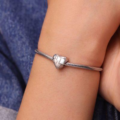Amuleto de corazón con textura plata metálica