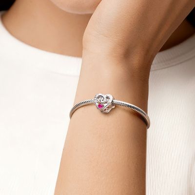 Charm Corazón de Amor en Mano