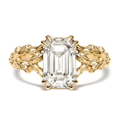 Anillo de corte esmeralda en hoja