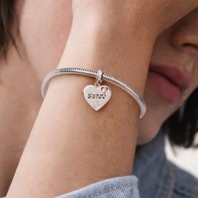 Amuleto grabable de corazón con coordenadas GPS