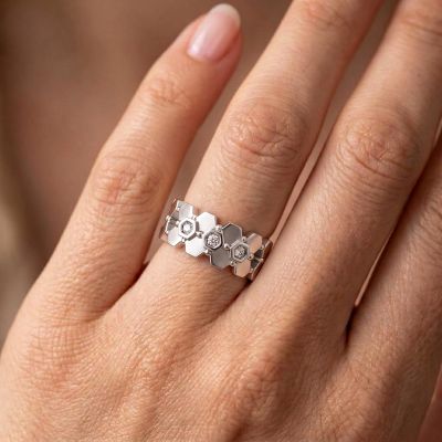 Anillo de filigrana hexagonal en panal