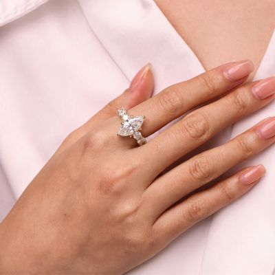 Anillo de moissanita de corte marquesado