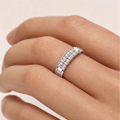 Anillo de inscripción de dos filas con diamantes